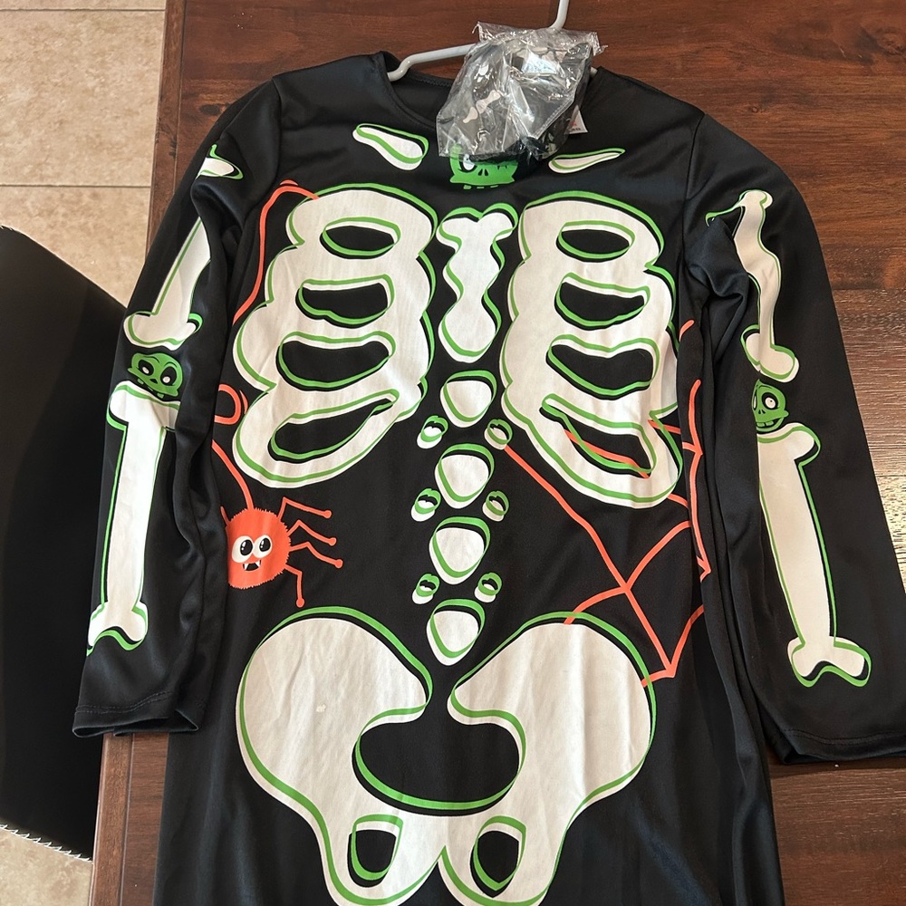 Child’s skeleton costume size 8-10.